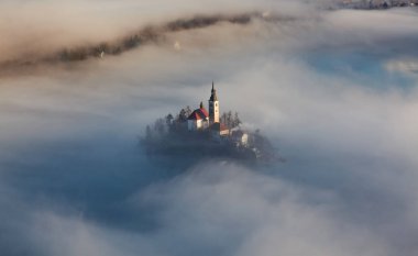 lake Bled şaşırtıcı güneş doğarken Ojstrica açısından, Slovenya, 