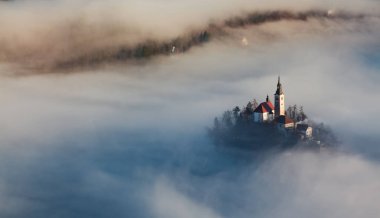 lake Bled şaşırtıcı güneş doğarken Ojstrica açısından, Slovenya, 