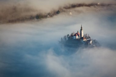 lake Bled şaşırtıcı güneş doğarken Ojstrica açısından, Slovenya, 