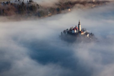 lake Bled şaşırtıcı güneş doğarken Ojstrica açısından, Slovenya, 