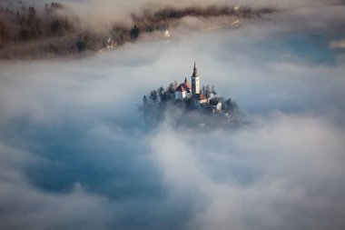 lake Bled şaşırtıcı güneş doğarken Ojstrica açısından, Slovenya, 