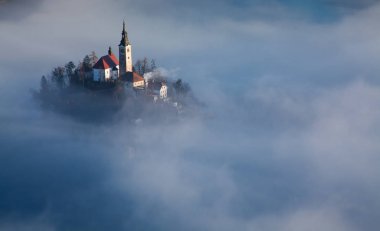 lake Bled şaşırtıcı güneş doğarken Ojstrica açısından, Slovenya, 