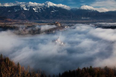 lake Bled şaşırtıcı güneş doğarken Ojstrica açısından, Slovenya, 