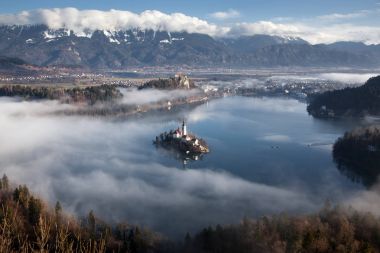 Ojstrica görünümünde bir sisli sabahı lake Bled içinde havadan görünümü