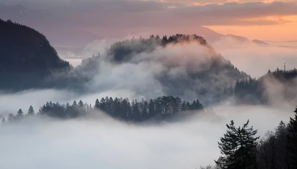 Atemberaubender Sonnenaufgang am See aus der Sicht von Ojstrica, Slowenien, — Stockfoto