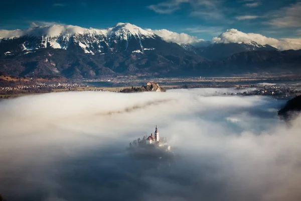 Increíble amanecer en el lago Bled desde el mirador de Ojstrica, Eslovenia , — Foto de Stock