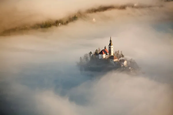 Lever de soleil incroyable au lac Bled du point de vue d'Ojstrica, Slovénie , — Photo