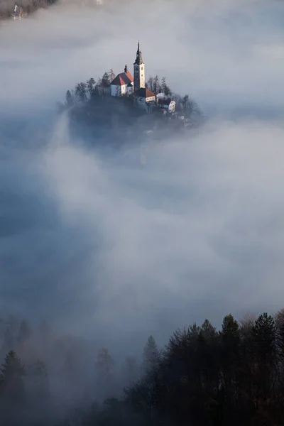 Fantastiska sunrise på sjön Bled ur Ojstrica synvinkel, Slovenien, — Stockfoto