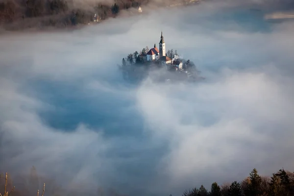 Increíble amanecer en el lago Bled desde el mirador de Ojstrica, Eslovenia , — Foto de Stock
