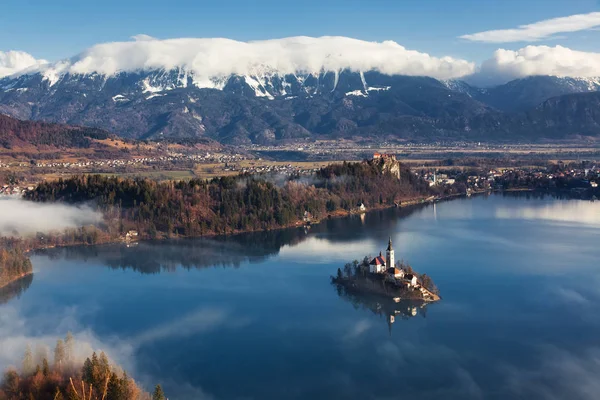 Вид с воздуха на озеро Блед туманным утром из Ойстрицы — стоковое фото