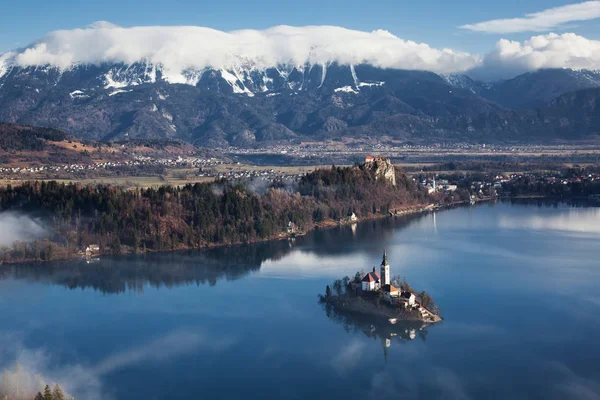 Vista aérea sobre el lago Bled en una mañana brumosa desde Ojstrica vista — Foto de Stock