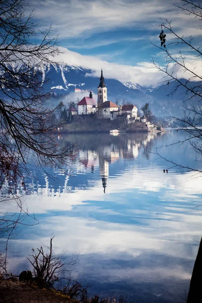 Prachtig uitzicht op Lake Bled, eiland, kerk en kasteel met spoortraject — Stockfoto