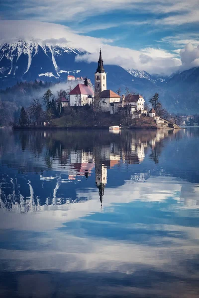 Vue imprenable sur le lac, l'île, l'église et le château de Bled avec Mountai — Photo