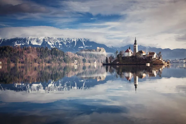 Fantastisk utsikt på Bled sjön, ön, kyrkan och slottet med Mountai — Stockfoto