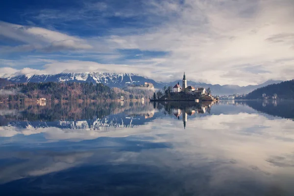 ブレッド湖、島、教会、山と城のすばらしい景色 — ストック写真