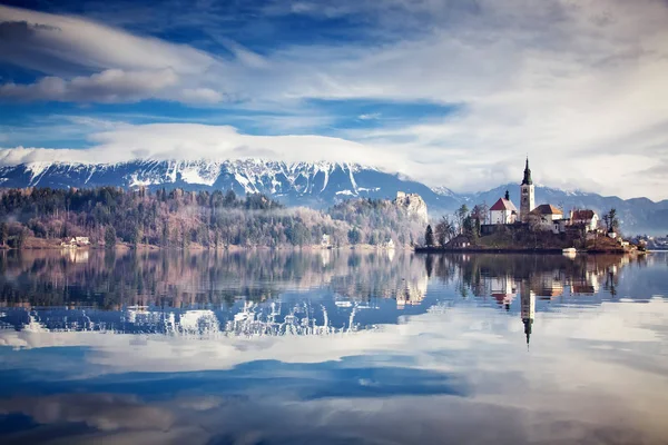 Prachtig uitzicht op Lake Bled, eiland, kerk en kasteel met spoortraject — Stockfoto