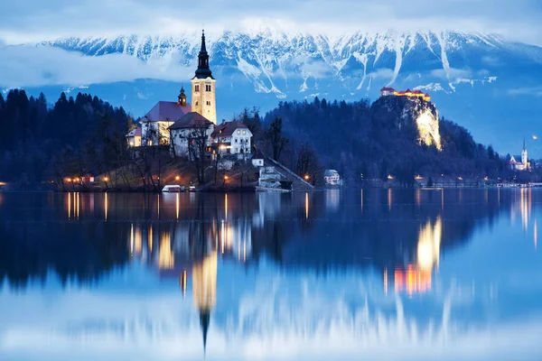 Nacht landschap in het lake Bled met kerk op het eiland. Dramatische, pi — Stockfoto