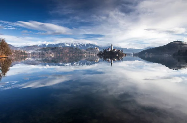 Increíble vista sobre el lago Bled en una mañana brumosa de Ojstrica vie — Foto de Stock