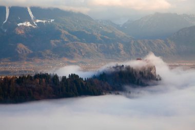 lake Bled şaşırtıcı güneş doğarken Ojstrica açısından, Slovenya, 