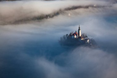 lake Bled şaşırtıcı güneş doğarken Ojstrica açısından, Slovenya, 