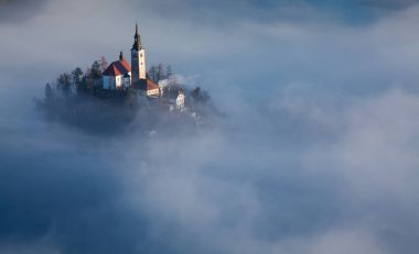lake Bled şaşırtıcı güneş doğarken Ojstrica açısından, Slovenya, 