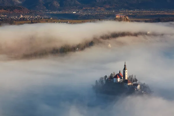 Fantastische zonsopgang bij lake Bled vanuit Ojstrica oogpunt, Slovenië, — Stockfoto