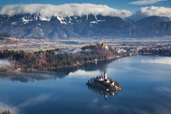 Vista aérea sobre el lago Bled en una mañana brumosa desde Ojstrica vista — Foto de Stock