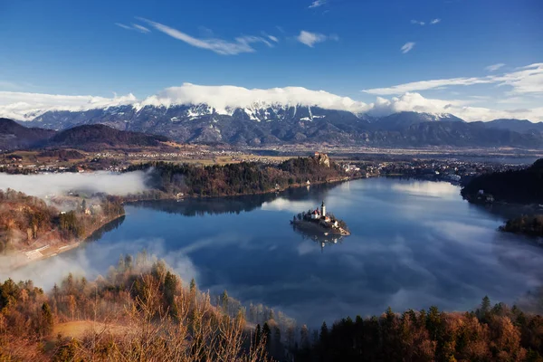 Vista aérea sobre el lago Bled en una mañana brumosa desde Ojstrica vista — Foto de Stock