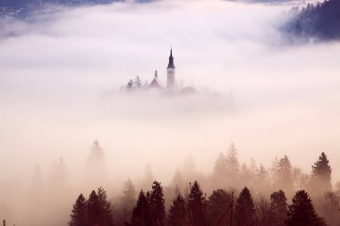 lake Bled şaşırtıcı güneş doğarken Ojstrica açısından, Slovenya, 
