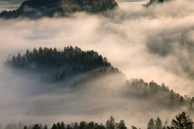 lake Bled şaşırtıcı güneş doğarken Ojstrica açısından, Slovenya, 