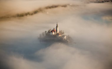 lake Bled şaşırtıcı güneş doğarken Ojstrica açısından, Slovenya, 