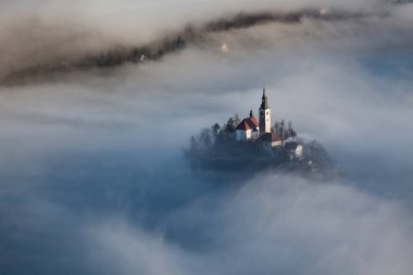 lake Bled şaşırtıcı güneş doğarken Ojstrica açısından, Slovenya, 