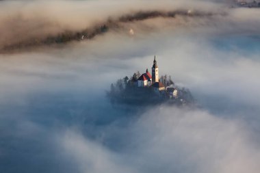 lake Bled şaşırtıcı güneş doğarken Ojstrica açısından, Slovenya, 