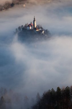 lake Bled şaşırtıcı güneş doğarken Ojstrica açısından, Slovenya, 