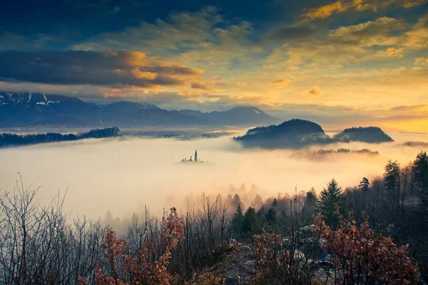 Atemberaubender Sonnenaufgang am See aus der Sicht von Ojstrica, Slowenien, — Stockfoto