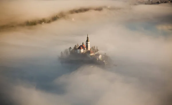 Incrível nascer do sol no lago Bled do ponto de vista de Ojstrica, Eslovênia , — Fotografia de Stock