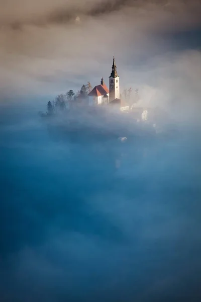 Lever de soleil incroyable au lac Bled du point de vue d'Ojstrica, Slovénie , — Photo