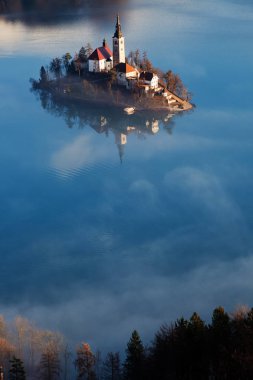 Ojstrica görünümünde bir sisli sabahı lake Bled içinde havadan görünümü