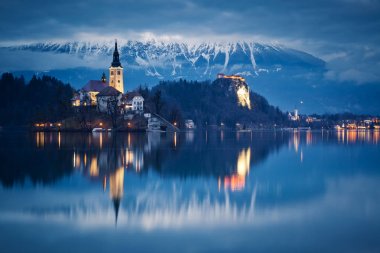 Bled Gölü kilise Adası ile gece sahne. Dramatik, pi