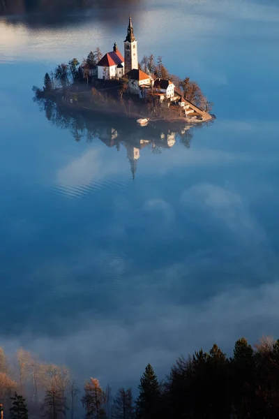 Flygfoto över Bledsjön på en Dimmig morgon från Ojstrica beskådar — Stockfoto