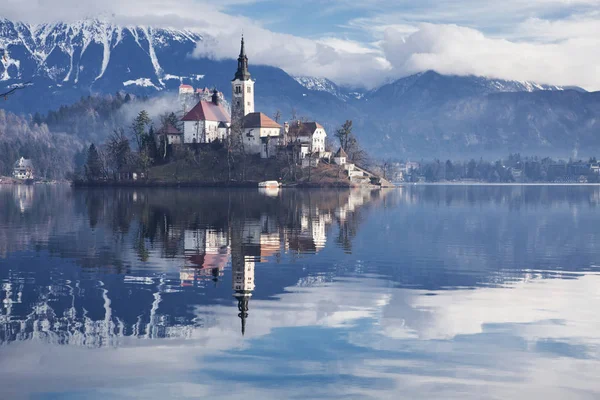 Prachtig uitzicht op Lake Bled, eiland, kerk en kasteel met spoortraject — Stockfoto