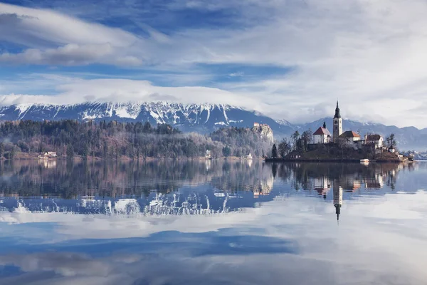 Niesamowity widok na jezioro Bled, wyspa, Kościół oraz zamek z Mountai — Zdjęcie stockowe