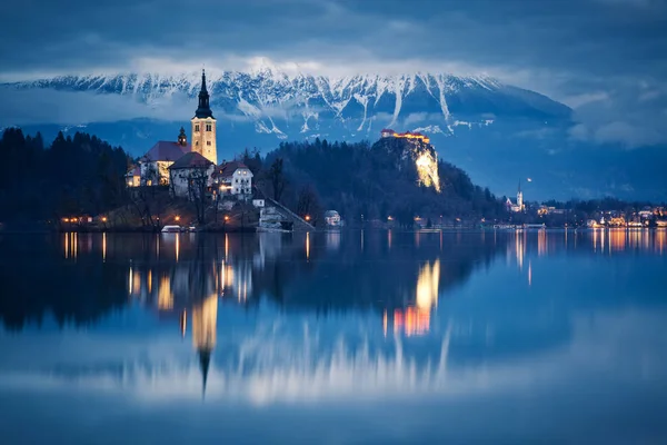 Night scenery at Bled lake with church on island . Dramatic , pi — Stock Photo, Image