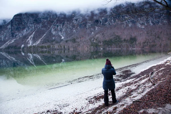 kadın fotoğraf çekmeye Bohinj Gölü, Slovenya