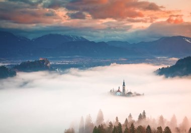 lake Bled şaşırtıcı güneş doğarken Ojstrica açısından, Slovenya, 