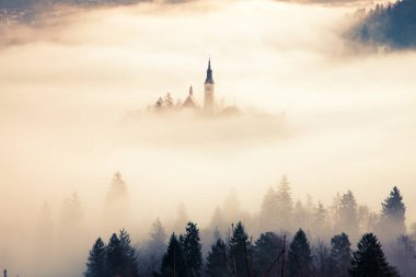 lake Bled şaşırtıcı güneş doğarken Ojstrica açısından, Slovenya, 