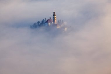 lake Bled şaşırtıcı güneş doğarken Ojstrica açısından, Slovenya, 