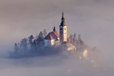 lake Bled şaşırtıcı güneş doğarken Ojstrica açısından, Slovenya, 