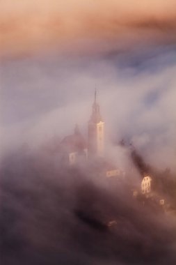 lake Bled şaşırtıcı güneş doğarken Ojstrica açısından, Slovenya, 