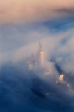 lake Bled şaşırtıcı güneş doğarken Ojstrica açısından, Slovenya, 